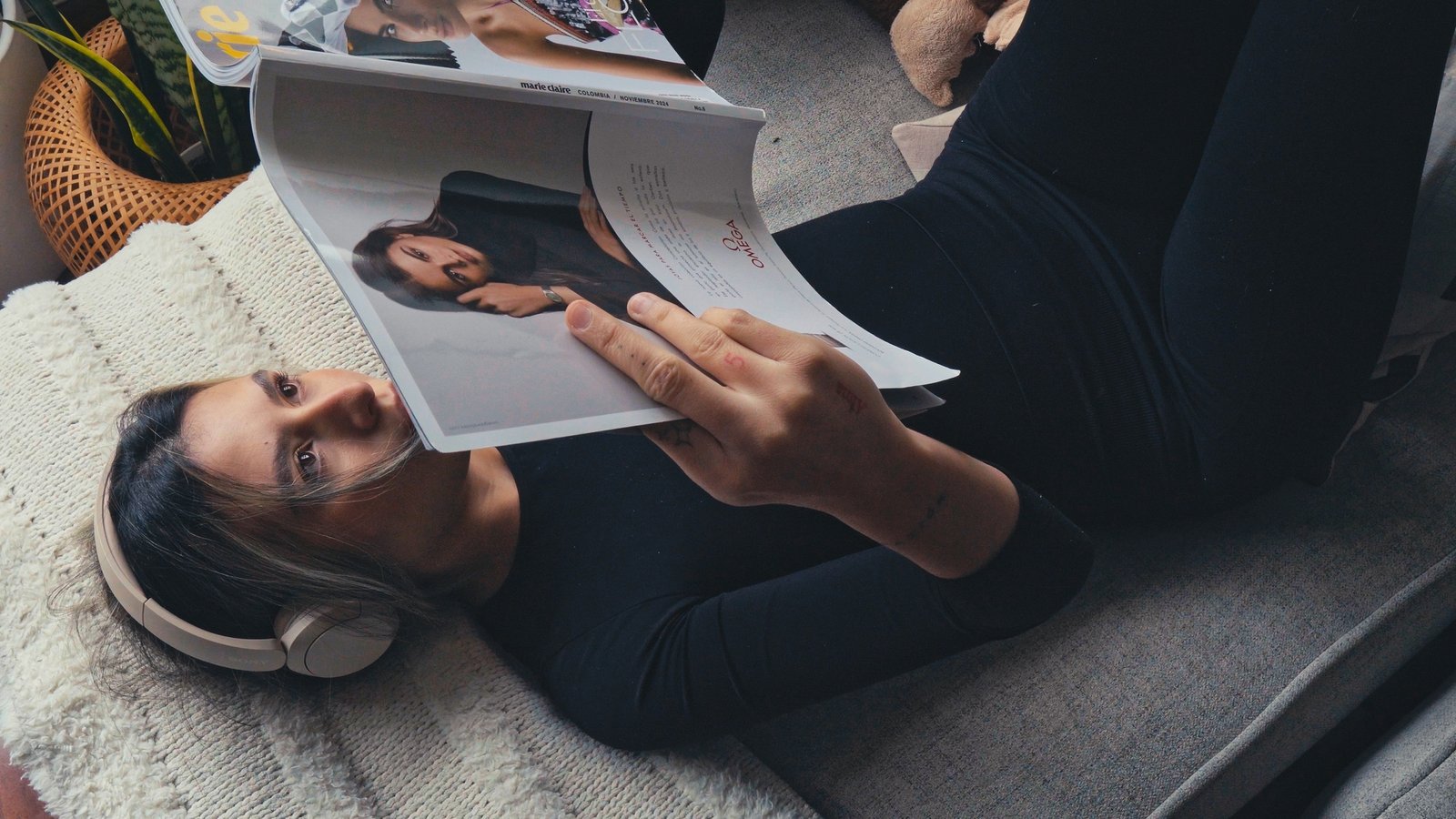 Lifestyle en sofá con teléfono